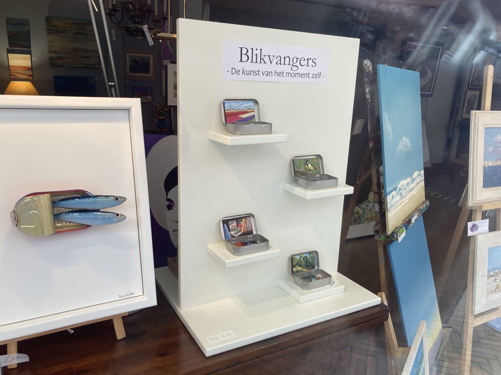 Display van Blikvangers miniatuur schilderijtjes in blikje met bijbehorende originele palet.