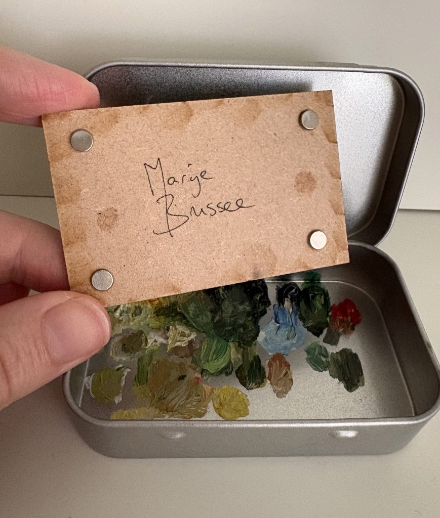 achterkant paneeltje van Blikvanger met 4 magneetjes