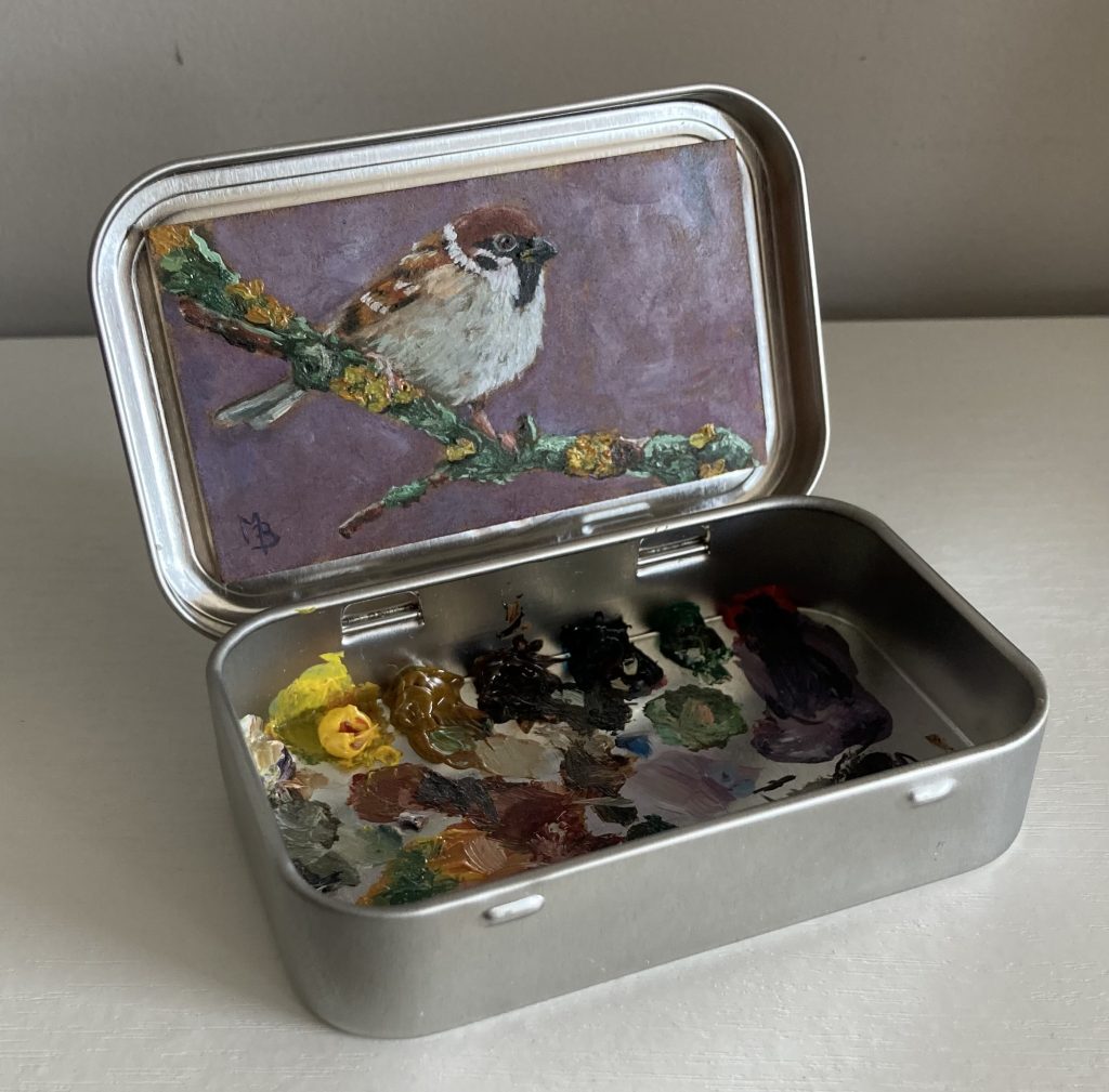 Blikvanger miniatuur schilderij in blikje met bijbehorende originele palet van mus op tak met mos en paarse achtergrond