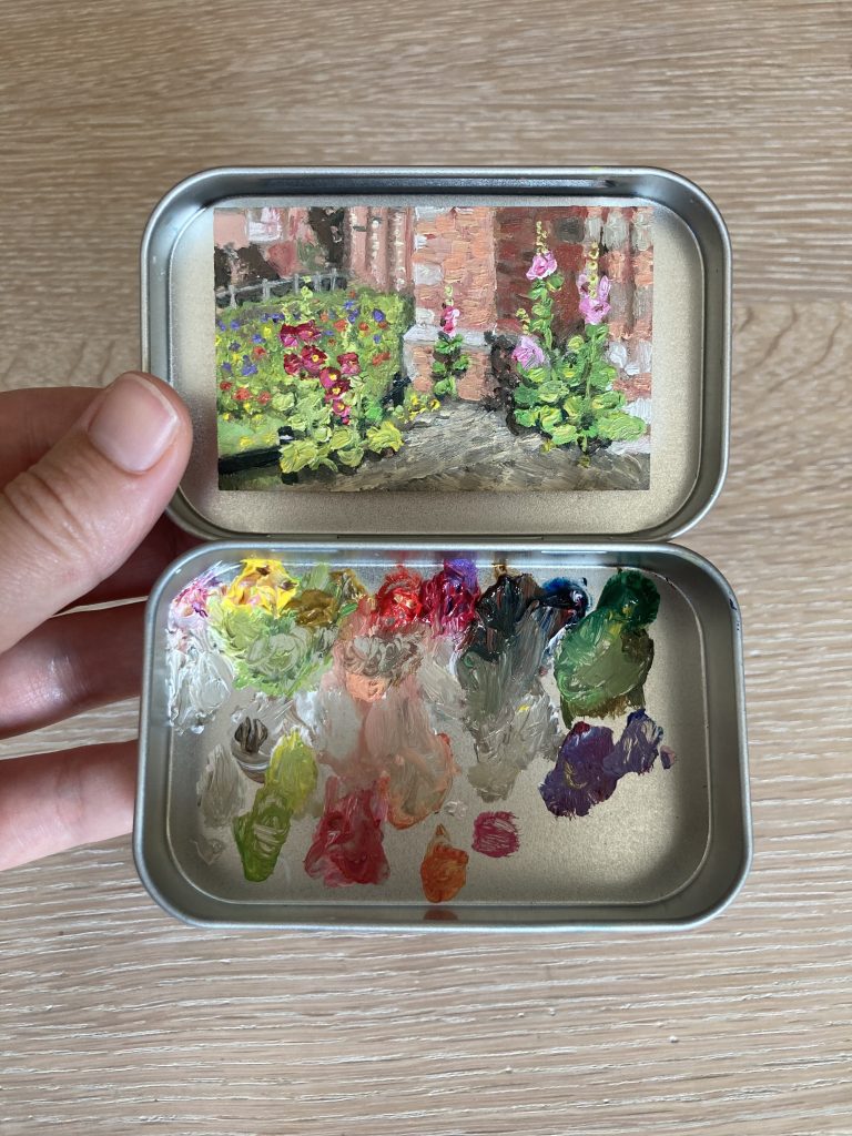 Blikvanger miniatuur schilderij in blikje met bijbehorende originele palet van stokrozen bij Sint Jeroenskerk Noordwijk
