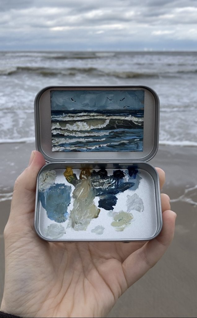 Blikvanger miniatuur schilderij in blikje met bijbehorende originele palet van zee met golven