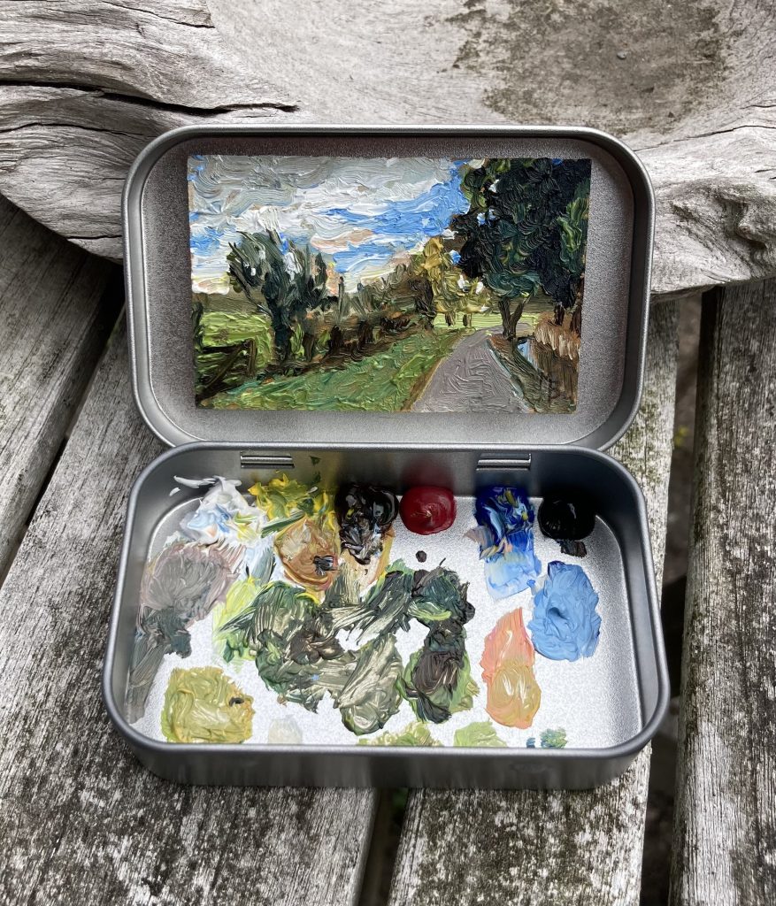 Blikvanger miniatuur schilderij in blikje met bijbehorende originele palet van Varkensboslaantje in Noordwijk met bomen en wilgen lekker los geschilderd