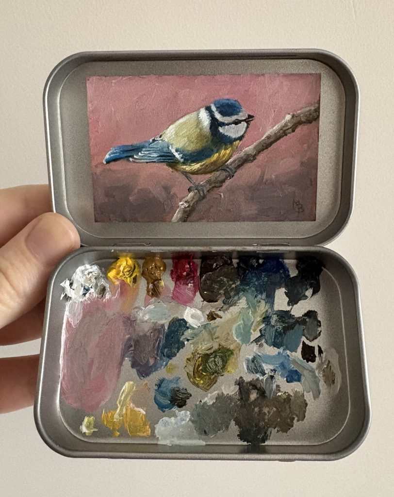Blikvanger miniatuur schilderij in blikje met bijbehorende originele palet van pimpelmees op tak met oudroze kleur op achtergrond