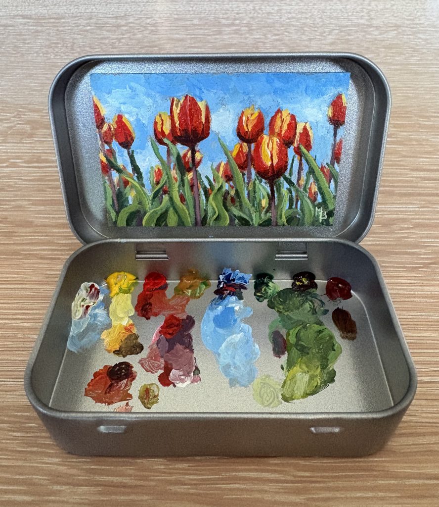 Blikvanger miniatuur schilderij in blikje met bijbehorende originele palet van rood met gele tulpen
